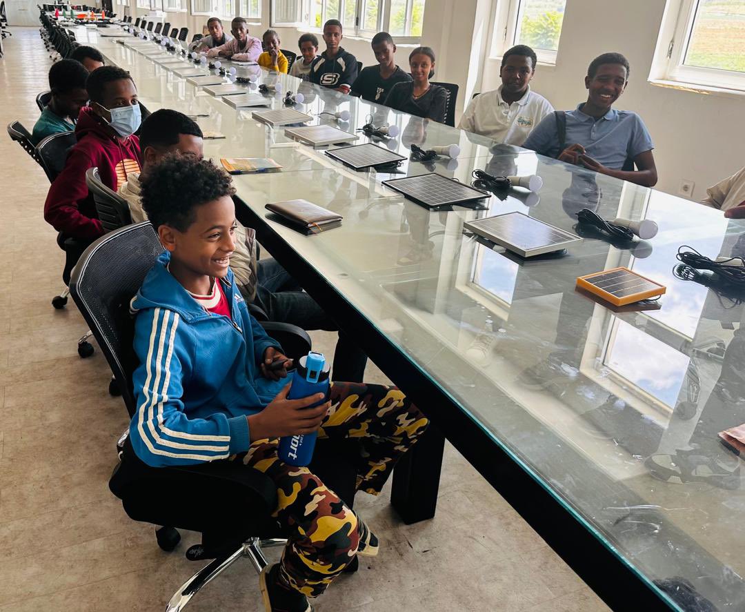 dan ! 
ጊዜን በአግባቡ ሰለመጠቀም አስተምረን 
ዛሬ በጠዋት ቀድመውን ተገኙ። 
ያረፈድን እሰኪመስለን ::