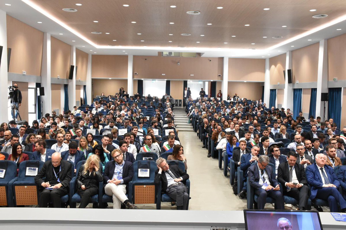 Felice di aver partecipato all’Assemblea nazionale di ANCI Giovani a Palermo.
Complimenti al nuovo presidente Domenico Carbone, sindaco a 27 anni: esempio di impegno e responsabilità.
Ai giovani amministratori dico: continuate con coraggio. Il vostro contributo è prezioso.