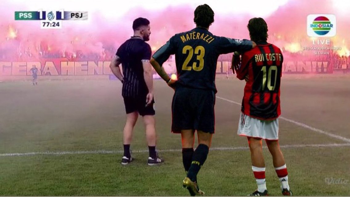 MafiaWasit's tweet photo. Di Italia biasa itu!!

This is San Siro 🗿 https://t.co/n6N5RQGXUF