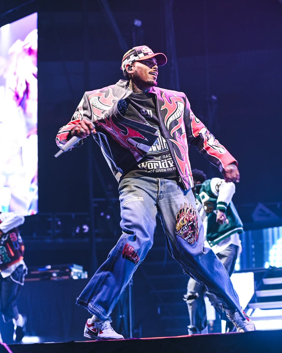 Cristiancitoo99's tweet photo. #FREEBREEZY #FREECB #FREECHRISBROWN https://t.co/a2vZorcYHG