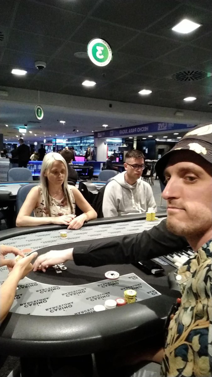 randomcrayon's tweet image. Playing cash with my friend Lindsey @casinobcn_poker @888pok