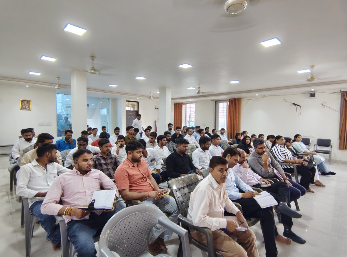 ABVPRaj's tweet photo. अभाविप जयपुर प्रांत में दो दिवसीय केंद्रीय प्रवास के निमित्त अखिल भारतीय छात्रा कार्य प्रमुख डॉ. @manuks_tj का जयपुर महानगर व सांगानेर एवं दौसा विभाग की जिला समिति की बैठक में रहना हुआ।
#ABVPRaj https://t.co/mK82OpLAmF