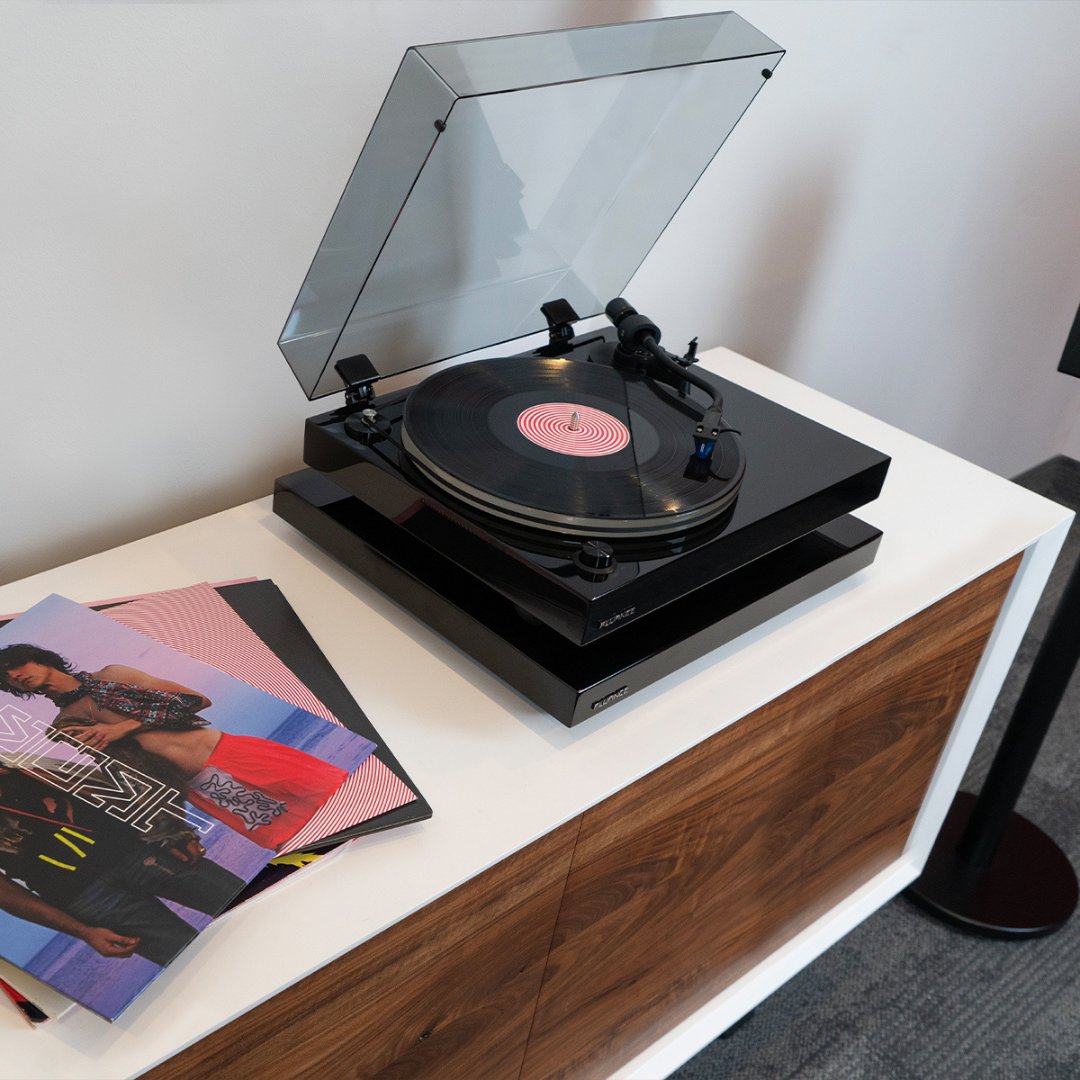 Fluance's tweet photo. A perfectly level turntable isn’t just about aesthetics—it ensures consistent tracking and protects your stylus from uneven wear.
Use a simple bubble level and adjust the feet. Your setup (and your sound) will thank you.
#MyFluance #TurntableCare #VinylTips #SpinItRight #IB40 https://t.co/B20BbC8830
