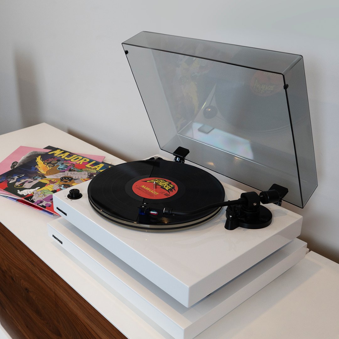 Fluance's tweet photo. A perfectly level turntable isn’t just about aesthetics—it ensures consistent tracking and protects your stylus from uneven wear.
Use a simple bubble level and adjust the feet. Your setup (and your sound) will thank you.
#MyFluance #TurntableCare #VinylTips #SpinItRight #IB40 https://t.co/B20BbC8830