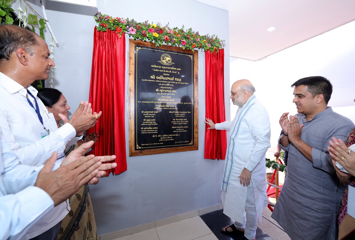 AmitShah's tweet photo. मोदी सरकार हर देशवासी को प्राथमिक स्वास्थ्य सुविधाएँ प्रदान करने के लिए संकल्पित है। आज वावोल (गांधीनगर) में नवनिर्मित प्राथमिक आरोग्य केंद्र का लोकार्पण किया। यह स्वास्थ्य केंद्र आने वाले दिनों में क्षेत्रवासियों को मूलभूत चिकित्सा सुविधाएँ उपलब्ध कराकर उनके जीवन को स्वस्थ और सुगम बनाने में सहायक सिद्ध होगा।

મોદી સરકાર દેશના દરેક નાગરિકને પ્રાથમિક આરોગ્ય સુવિધાઓ પૂરી પાડવા માટે પ્રતિબદ્ધ છે. આજે વાવોલ (ગાંધીનગર) ખાતે નવનિર્મિત પ્રાથમિક આરોગ્ય કેન્દ્રનું ઉદ્ઘાટન કર્યું. આ આરોગ્ય કેન્દ્ર આગામી દિવસોમાં વિસ્તારની જનતાને મૂળભૂત તબીબી સુવિધાઓ પૂરી પાડીને તેમના જીવનને સ્વસ્થ અને સુગમ બનાવવામાં મદદરૂપ સાબિત થશે.
