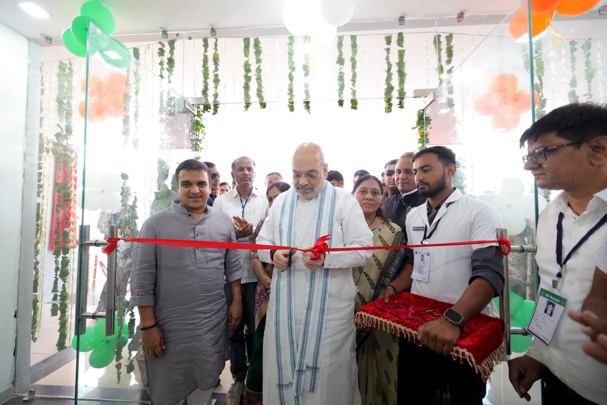AmitShah's tweet photo. मोदी सरकार हर देशवासी को प्राथमिक स्वास्थ्य सुविधाएँ प्रदान करने के लिए संकल्पित है। आज वावोल (गांधीनगर) में नवनिर्मित प्राथमिक आरोग्य केंद्र का लोकार्पण किया। यह स्वास्थ्य केंद्र आने वाले दिनों में क्षेत्रवासियों को मूलभूत चिकित्सा सुविधाएँ उपलब्ध कराकर उनके जीवन को स्वस्थ और सुगम बनाने में सहायक सिद्ध होगा।

મોદી સરકાર દેશના દરેક નાગરિકને પ્રાથમિક આરોગ્ય સુવિધાઓ પૂરી પાડવા માટે પ્રતિબદ્ધ છે. આજે વાવોલ (ગાંધીનગર) ખાતે નવનિર્મિત પ્રાથમિક આરોગ્ય કેન્દ્રનું ઉદ્ઘાટન કર્યું. આ આરોગ્ય કેન્દ્ર આગામી દિવસોમાં વિસ્તારની જનતાને મૂળભૂત તબીબી સુવિધાઓ પૂરી પાડીને તેમના જીવનને સ્વસ્થ અને સુગમ બનાવવામાં મદદરૂપ સાબિત થશે.