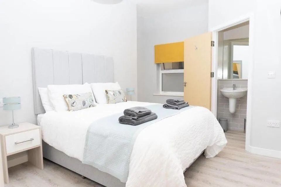 staylets1's tweet photo. Enjoy a #midweekbreak with #StayLets 🧡

Whether you want to get away as a family, a couple, or a solo traveller, there are plenty of exciting things to do and places to see near our #servicedapartment properties.

Recommended #placestovisit: https://t.co/OCkKDE9i2f

#Travel https://t.co/eW0VMZmiWq