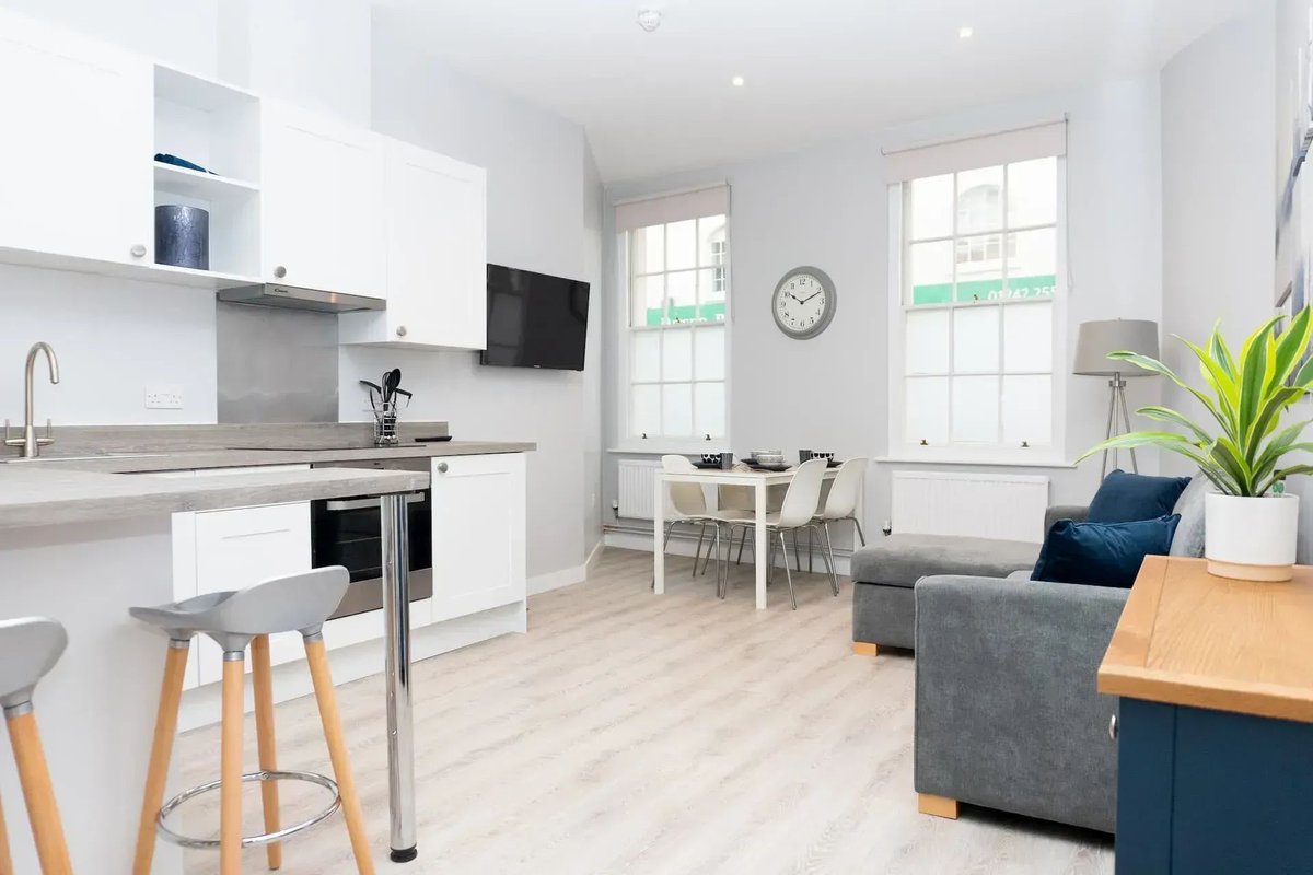 staylets1's tweet photo. Enjoy a #midweekbreak with #StayLets 🧡

Whether you want to get away as a family, a couple, or a solo traveller, there are plenty of exciting things to do and places to see near our #servicedapartment properties.

Recommended #placestovisit: https://t.co/OCkKDE9i2f

#Travel https://t.co/eW0VMZmiWq