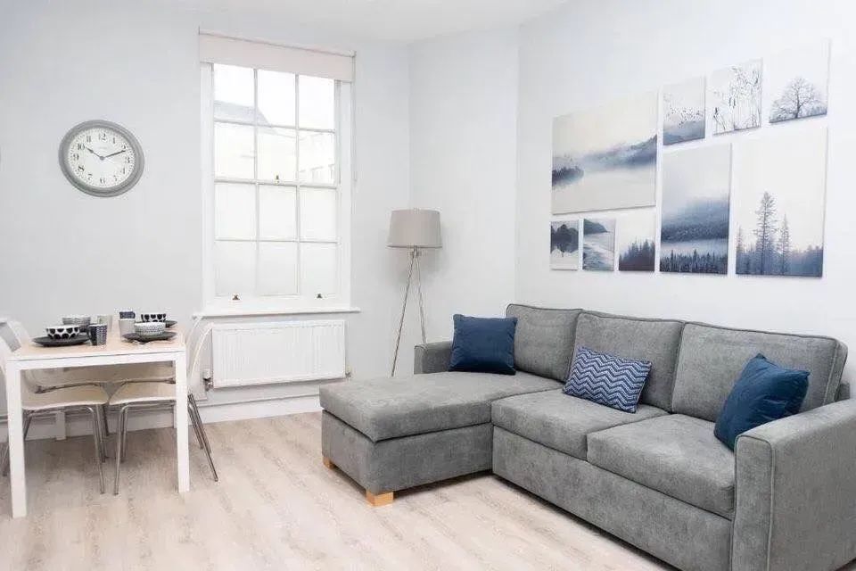 staylets1's tweet photo. Enjoy a #midweekbreak with #StayLets 🧡

Whether you want to get away as a family, a couple, or a solo traveller, there are plenty of exciting things to do and places to see near our #servicedapartment properties.

Recommended #placestovisit: https://t.co/OCkKDE9i2f

#Travel https://t.co/eW0VMZmiWq