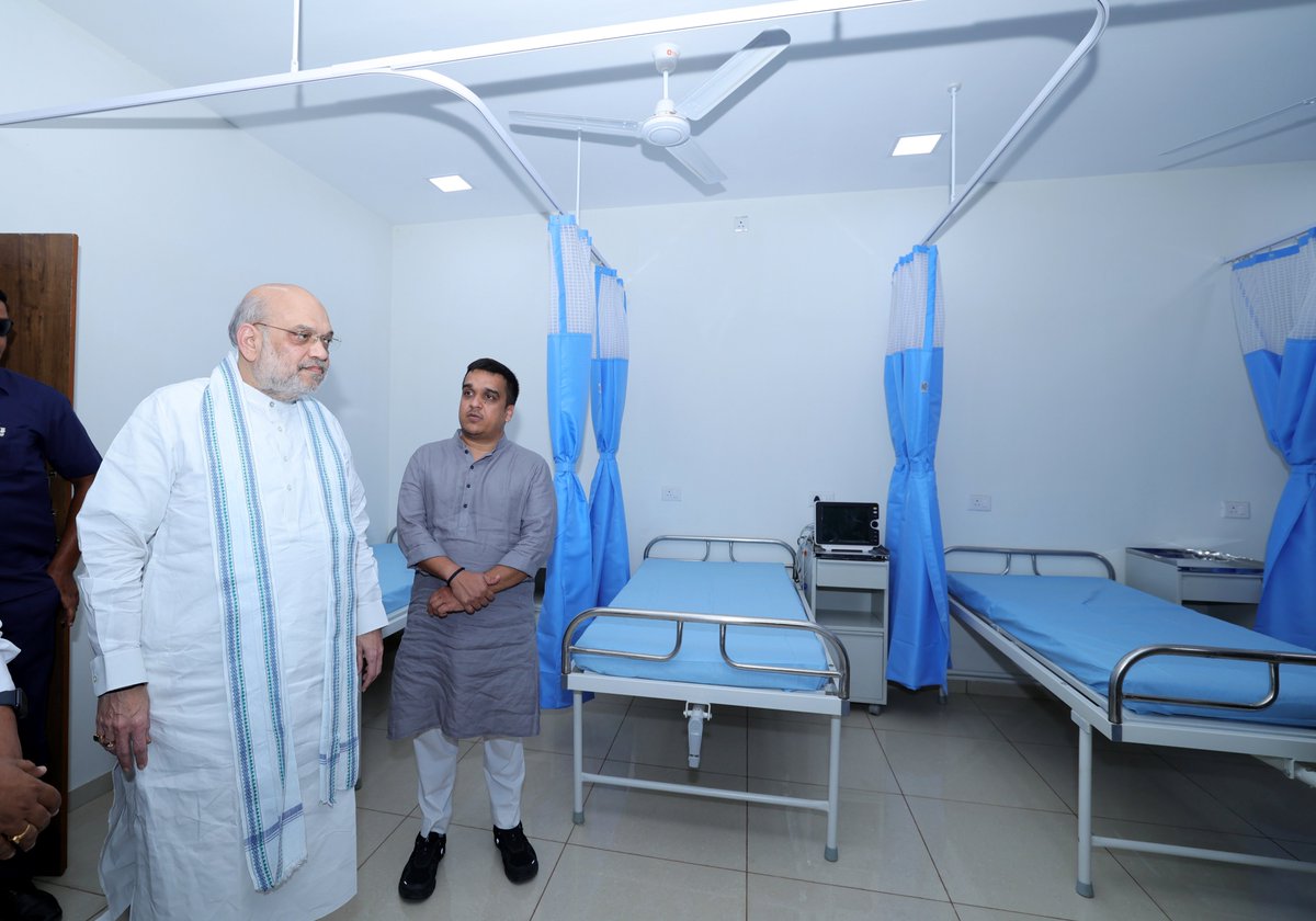 AmitShah's tweet photo. मोदी सरकार हर देशवासी को प्राथमिक स्वास्थ्य सुविधाएँ प्रदान करने के लिए संकल्पित है। आज वावोल (गांधीनगर) में नवनिर्मित प्राथमिक आरोग्य केंद्र का लोकार्पण किया। यह स्वास्थ्य केंद्र आने वाले दिनों में क्षेत्रवासियों को मूलभूत चिकित्सा सुविधाएँ उपलब्ध कराकर उनके जीवन को स्वस्थ और सुगम बनाने में सहायक सिद्ध होगा।

મોદી સરકાર દેશના દરેક નાગરિકને પ્રાથમિક આરોગ્ય સુવિધાઓ પૂરી પાડવા માટે પ્રતિબદ્ધ છે. આજે વાવોલ (ગાંધીનગર) ખાતે નવનિર્મિત પ્રાથમિક આરોગ્ય કેન્દ્રનું ઉદ્ઘાટન કર્યું. આ આરોગ્ય કેન્દ્ર આગામી દિવસોમાં વિસ્તારની જનતાને મૂળભૂત તબીબી સુવિધાઓ પૂરી પાડીને તેમના જીવનને સ્વસ્થ અને સુગમ બનાવવામાં મદદરૂપ સાબિત થશે.