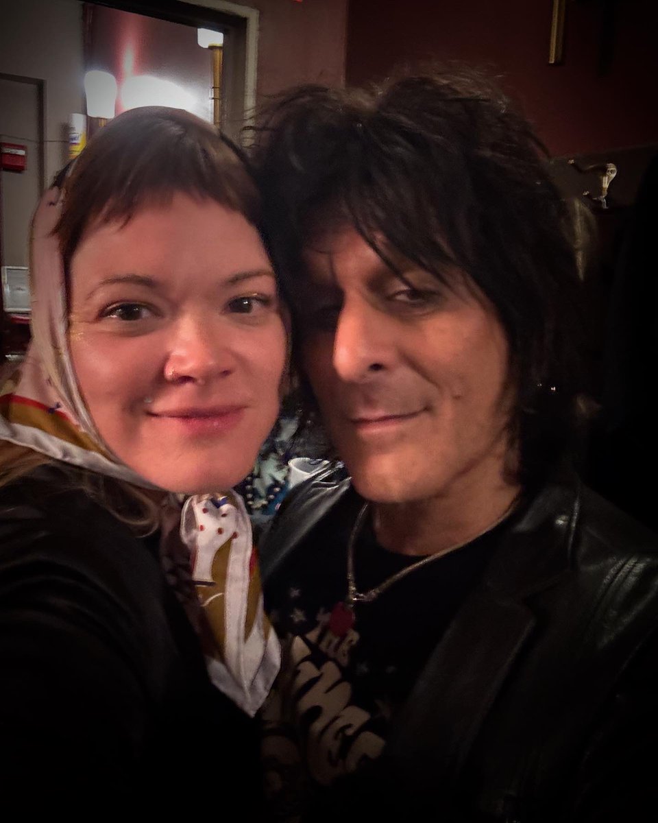SteveConteNYC's tweet photo. Had such a great time @ The Dandy Warhols show — they are fantastic as a band & as humans.
Lovely to hang w/ Zia & Brent after show and had a nice chat w/ Courtney (I don’t really know Peter but his guitar sounds were freakin amazing!)
#ziamccabe #brentdeboer #thedandywarhols https://t.co/PUinnMkSqy