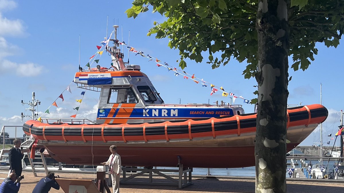 WethSjaakKruis's tweet photo. Mooie plechtigheid vanmorgen bij @KNRM Station @gem_Lelystad : overdracht en doop van de nieuwe boot, de Trudy Bakhuis, zoals gewoonlijk (maar toch bijzonder) bekostigd vanuit een legaat van de de fam. Bakhuis. https://t.co/92cpr2drDF