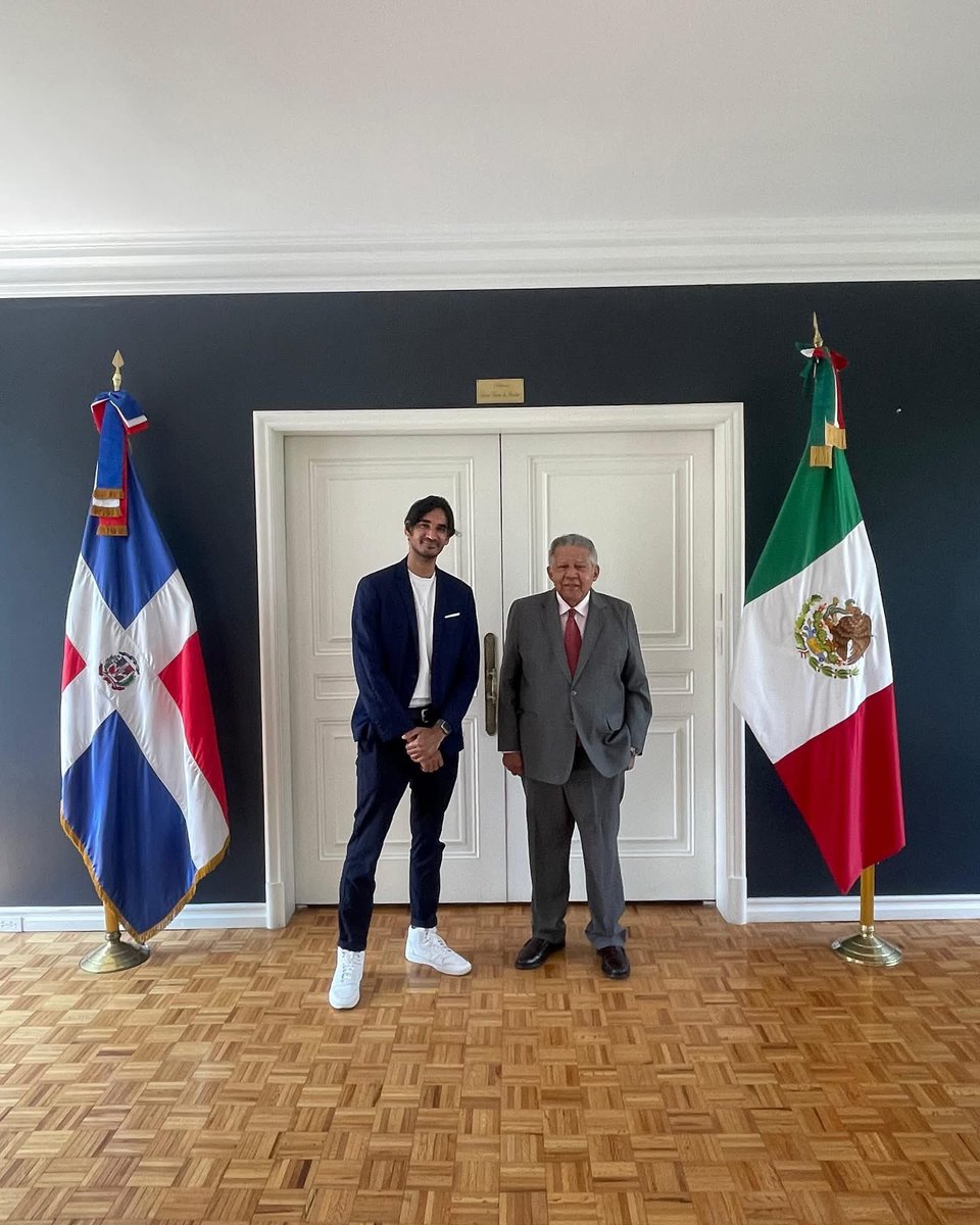 Agradecido con la Embajada de la República Dominicana en México y la persona del Excmo. Sr. Embajador Juan Bolívar Díaz por recibirme cortésmente en nuestra embajada, en el marco del estreno en Ciudad de México de Altagracia este próximo 25 de mayo.

❤️🇩🇴