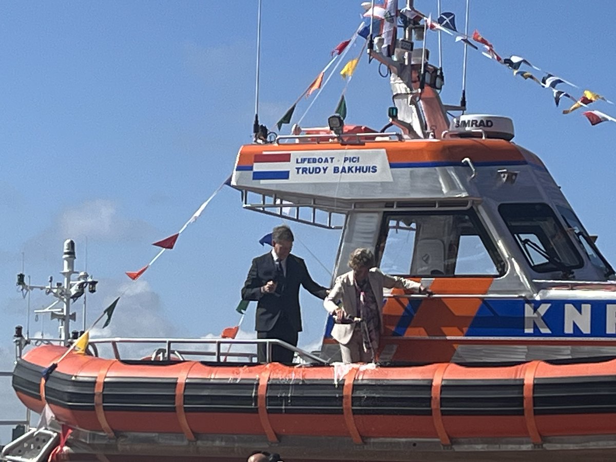 Mooie plechtigheid vanmorgen bij <a href="/KNRM/">KNRM</a> Station <a href="/gem_Lelystad/">Gemeente Lelystad</a> : overdracht en doop van de nieuwe boot, de Trudy Bakhuis, zoals gewoonlijk (maar toch bijzonder) bekostigd vanuit een legaat van de de fam. Bakhuis.