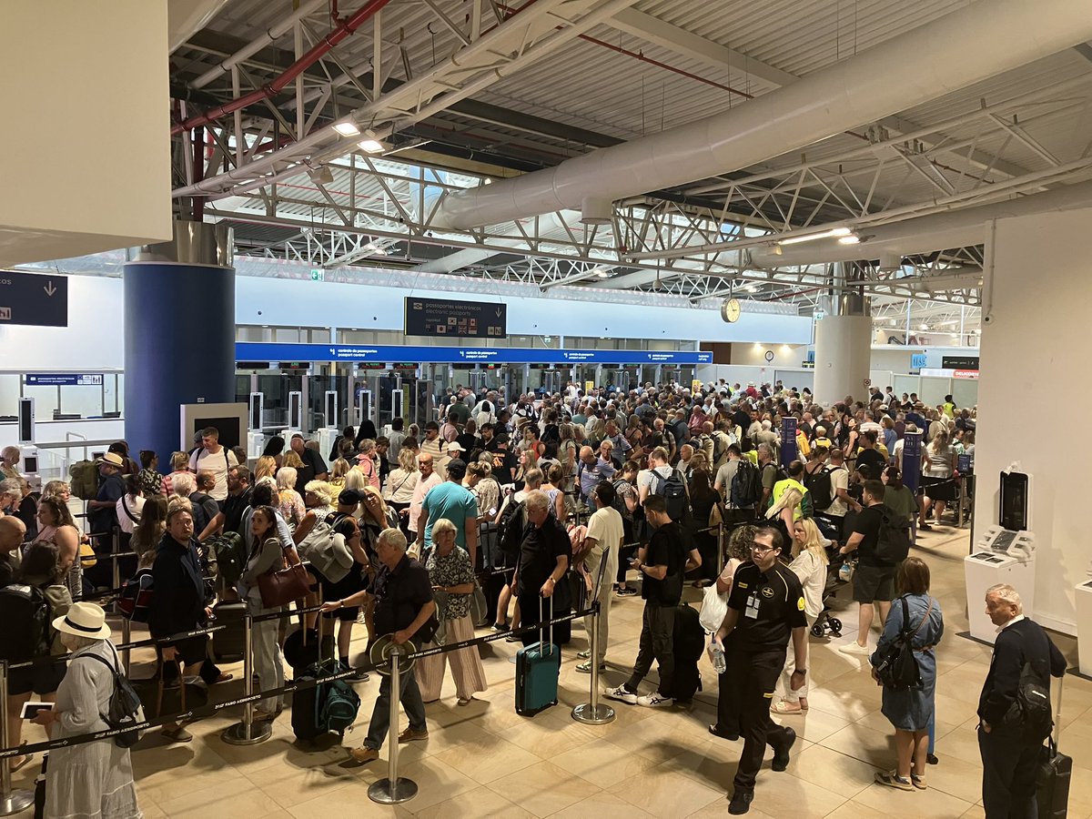 #Faro airport remains an absolute farce. Not a Brexit issue but the decision to have 3 out of 12 border gates open and electronic passport gates shut. It’s odd the Algarve is so dependent on tourism yet the airport authorities tries to choke it. <a href="/VINCIAirports/">VINCI Airports</a> any thoughts?