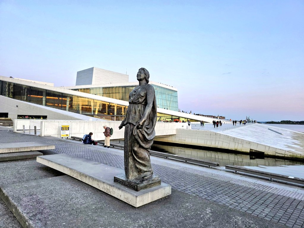 AGIMENEZ1980's tweet photo. Oslo no grita, susurra. Desde el Vigeland Park hasta la Ópera flotante, todo parece invitarte a quedarte un poco más #VisitOslo https://t.co/0M5ARBUAi8