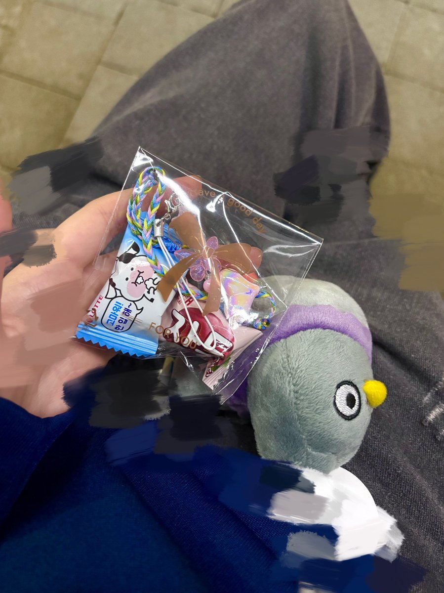 영화관에서 보고왔는데 끝나고 누군가 소매넣기 해주심😭😭 실컬러도 멤버색 맞춘것같다