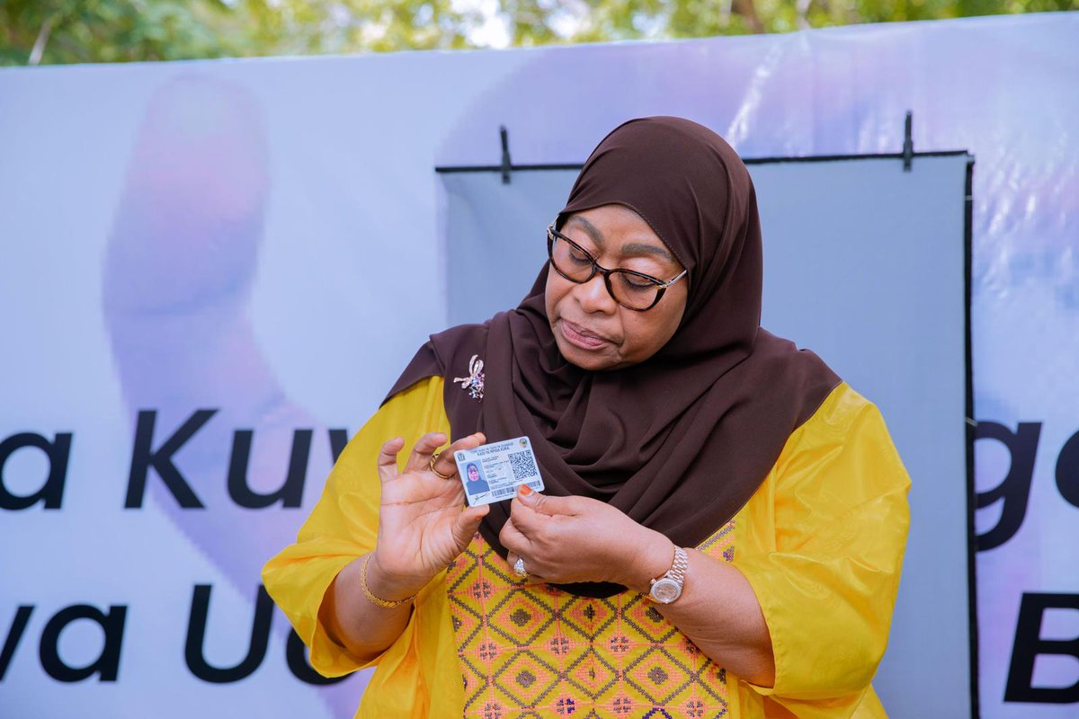 MamaSamia2025's tweet photo. Rais wa Jamhuri ya Muungano wa Tanzania, Mhe. Dkt. Samia Suluhu Hassan akionyesha kadi yake ya mpiga kura mara baada ya kushiriki zoezi la uboreshaji wa taarifa zake katika Daftari la Kudumu la Mpiga Kura leo tarehe 17 Mei, 2025 katika Ofisi ya Serikali ya Kijiji, Chamwino mkoani Dodoma.