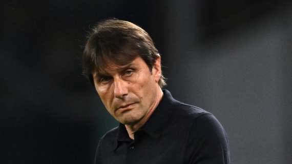 fulviogiuliani's tweet photo. Ci ricasca: nel momento decisivo della stagione, Antonio Conte ricomincia con la sua narrazione della Napoli dove non si può vincere o quasi, delle (altre) piazze e città abituate a ben altro, delle pressioni eccessive, del fare la storia se vinci all’ombra del Vesuvio mentre altrove…

Come se avessimo bisogno di lui per scoprire che Napoli ha vinto molto meno a pallone di Milano e Torino e ha avuto un’evoluzione, per così dire, contraddittoria in termini economici. Tu guarda che scoperta clamorosa, a 24 ore da una partita decisiva per lo scudetto. 

Allora, vorrei provare ad aiutare chi ha scambiato un bravissimo allenatore per un vate a ricordare cosa significhi a Napoli essersi appassionati al calcio nei decenni. 

Ahimè, me lo posso permettere perché l’età me lo consente: cominciai ad andare allo stadio da bimbo e appena più che adolescente a muovere i primi passi da giornalista in tribuna stampa (tremebondo), quando erano ospiti fissi dei signori a cui la gente voleva sinceramente bene. Voler bene è qualcosa che attraversa il tempo e le vittorie sfumate. 

Penso a un Faustino Canè, brasiliano ormai più napoletano del napoletani e a Luis Vinicio - detto O’ Lione- che aveva vinto un bel nulla con gli azzurri ma a cui la gente era rimasta eternamente grata per la bellezza mostrata in campo e il sogno sfiorato. 
Quando arrivava José Altafini, proprio l’uomo del goal scudetto per la Juventus soffiato a Vinicio, core ‘ngrato e tutto il resto, c’era la fila per gli autografi e per stringergli la mano. Un idolo, lì dove ci sarebbero stati tanti motivi teorici per detestarlo in eterno. Gli hanno invece sempre voluto un bene dell’anima.

Di Diego non parlerò perché troppo facile, mi limiterò a ricordare che se Conte avesse giocato ai suoi tempi l’altro non si sarebbe neppure accorto della sua esistenza. 

La venerazione per Ruud Krol è difficilmente comprensibile, nell’era dei social e della condivisione: arrivò a fine carriera a Napoli e sembrò un’apparizione. Il giocatore più elegante mai visto al San Paolo, che pure aveva avuto 78mila abbonati per Sivori e Altafini… Ancora oggi l’olandese è per i napoletani della mia generazione una leggenda.

Anche se Conte non se lo ricorda, il Napoli ha vinto uno scudetto due anni fa con un signore che si chiama Luciano Spalletti e che, pur andandosene subito dopo la vittoria, non è stato inseguito neppure da un’ombra di critica: la gente sa, ha capito e ancora una volta gli vuole bene. 

Si tratta di scegliere, caro Conte, se risorgere come squadra o affondare come singoli. 
Sì, sono le parole di un film e oggi l’allenatore del Napoli ha scelto di parlare da singolo, ha scelto di parlare di se stesso, di mettere le mani avanti, di bollare come inadeguato quel mondo che ha poco vinto e molto goduto in termini di bellezza e poetica sportiva. E lo ha strapagato quando non c’era la fila per lui.

Il giorno prima noi avremmo individuato altre chiavi di lettura, ma ognuno sceglie come farsi ricordare. #conte #ParmaNapoli