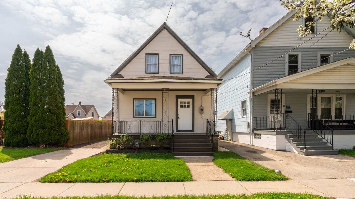 TheGiambraTeam's tweet photo. 🏡 Don’t miss our Open House on May 17 (1–3PM) at this beautifully renovated Cape Cod in Buffalo’s Riverside!

Modern updates meet historic charm—just steps from the Niagara River. Come see your next dream home!

🔗 https://t.co/0n9sn3QzPC https://t.co/MaukVHdYMY