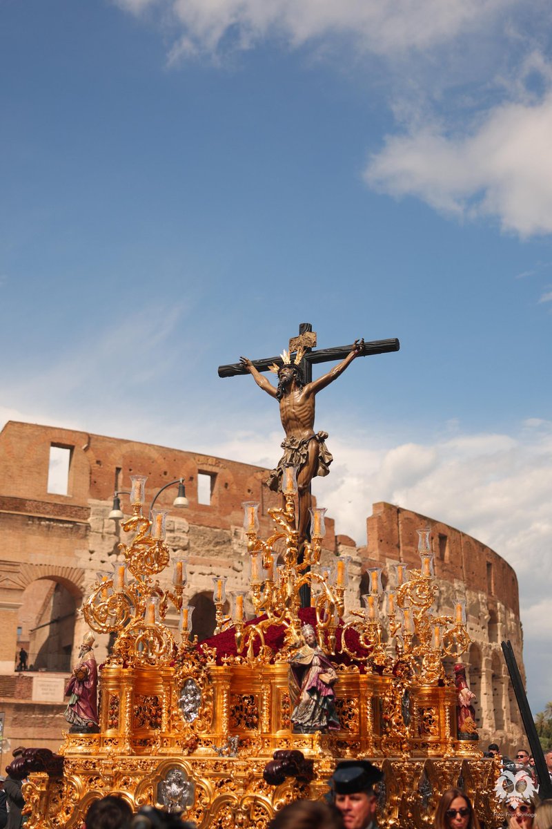 ⚫ "𝐘𝐨 𝐬𝐨𝐲 𝐞𝐥 𝐛𝐮𝐞𝐧 𝐩𝐚𝐬𝐭𝐨𝐫. 𝐄𝐥 𝐛𝐮𝐞𝐧 𝐩𝐚𝐬𝐭𝐨𝐫 𝐝𝐚 𝐥𝐚 𝐯𝐢𝐝𝐚 𝐩𝐨𝐫 𝐬𝐮𝐬 𝐨𝐯𝐞𝐣𝐚𝐬".

En el mismo lugar donde tantos cristianos derramaron su sangre… hoy pasa el Pastor que entregó su vida por todos.

La Cruz vuelve a alzarse, no como castigo,