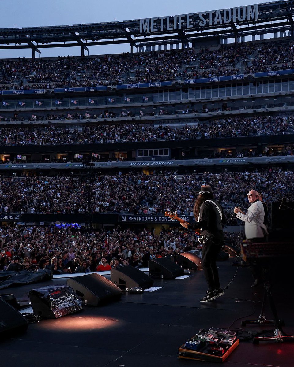 pitbull's tweet image. Muchas Gracias @Shakira. It was blessing, an honor, and an opportunity to be on the same stage as you last night
📸: @KevinMazur / @LiveNation