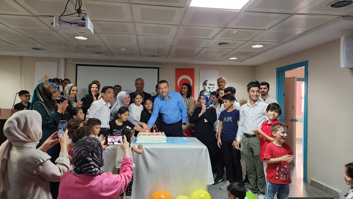 batmaneah's tweet photo. Eğitim ve Araştırma Hastanemiz'de ‘Talasemi Günü Etkinliği’
Hastanemizde Talasemi Günü kapsamında farkındalık etkinliği düzenlendi. Etkinliğimize Başhekimimiz Uz.Dr. Feyat Tunç, hastene idarecilerimiz ve Çocuk Hematoloji Uzmanı Dr. Şifa Şahin katılım sağladı. https://t.co/bwXpOGEddB