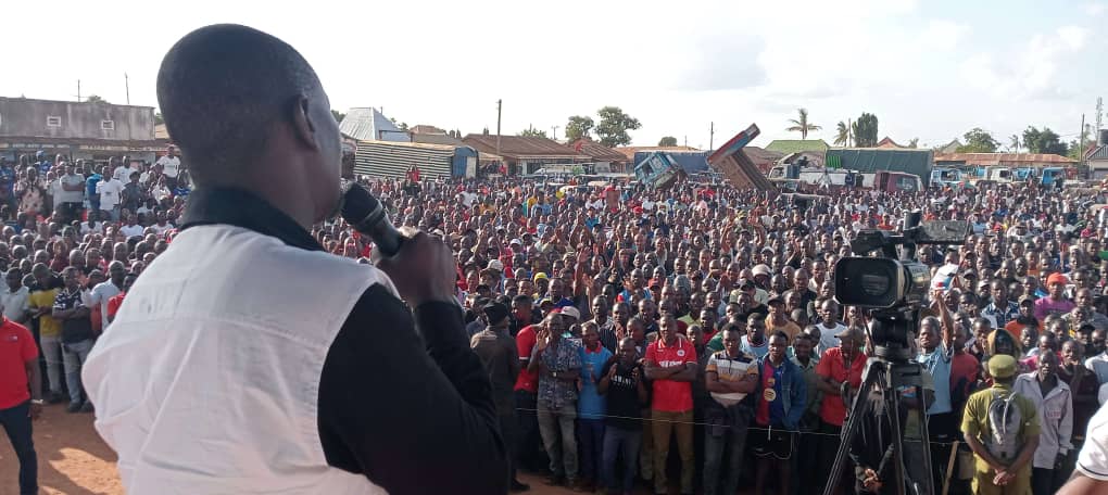 HildaNewton21's tweet photo. Mwenyekiti wa Chadema Kanda ya Serengeti, @lucas_ngoto akihutubia mkutano wa hadhara eneo la Kituo cha Malori mjini Shinyanga.

#NoReformsNoElection https://t.co/Z2vZGt3VuQ