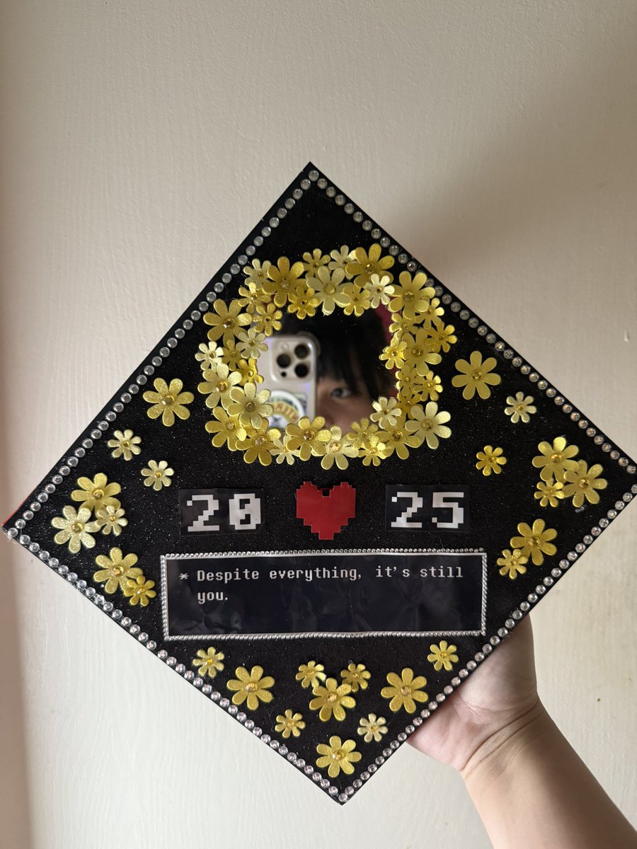 cluhreesa's tweet photo. graduating today, here’s my cap :) https://t.co/aPMYyFLnBr