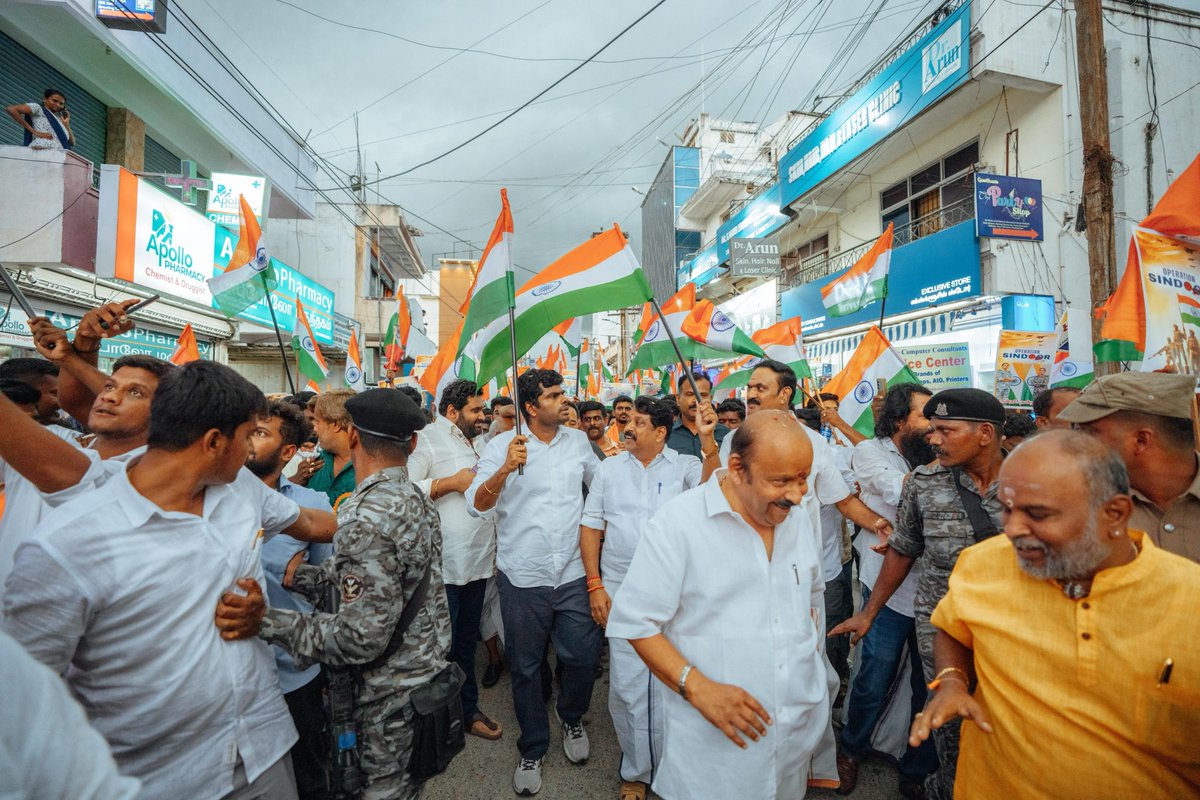 annamalai_k's tweet photo. இன்றைய மாலை ஓசூரில், பெகல்காம் தீவிரவாதத் தாக்குதலுக்கு, நமது வீரம் மிக்க ராணுவம் பதிலடி கொடுத்த ஆபரேஷன் சிந்தூர் தாக்குதல், தீவிரவாதிகளின் கூடாரங்களைத் துல்லியமாகத் தாக்கி, வெற்றி பெற்றதைக் கொண்டாடும் வகையிலும், நாட்டைக் காக்கும் பணியில், உயிர்த் தியாகம் செய்த நமது ராணுவ வீரர்களுக்கு அஞ்சலி செலுத்தும் வகையிலும், @BJP4Tamilnadu மாநிலத் தலைவர், அன்பு அண்ணன் திரு @NainarBJP அவர்கள் மற்றும் @BJP4India தேசிய பொதுச் செயலாளர் திரு @dushyanttgautam ஆகியோர் தலைமையில் தேசியக் கொடி ஊர்வலம் நடைபெற்றது. (1/2)