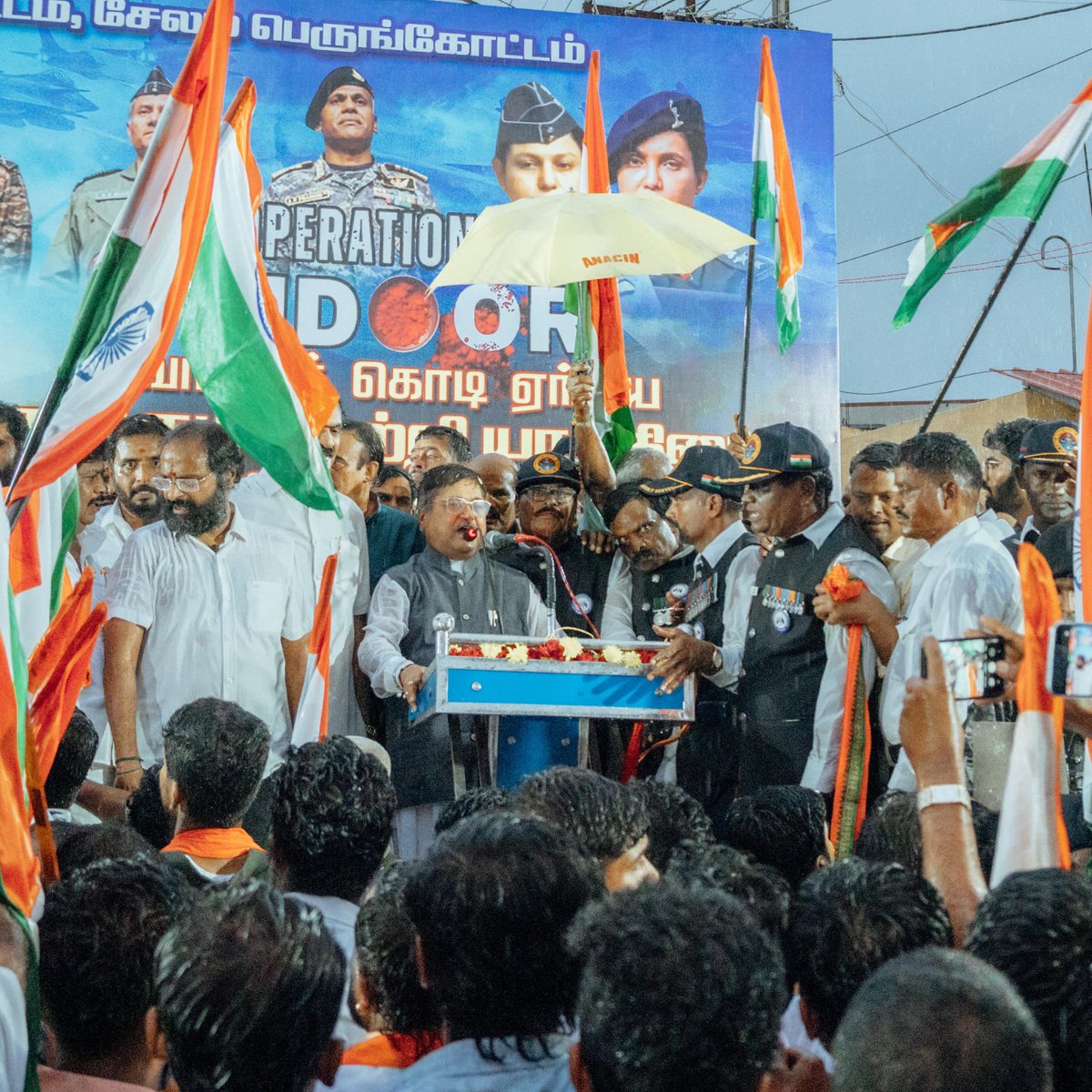 annamalai_k's tweet photo. இன்றைய மாலை ஓசூரில், பெகல்காம் தீவிரவாதத் தாக்குதலுக்கு, நமது வீரம் மிக்க ராணுவம் பதிலடி கொடுத்த ஆபரேஷன் சிந்தூர் தாக்குதல், தீவிரவாதிகளின் கூடாரங்களைத் துல்லியமாகத் தாக்கி, வெற்றி பெற்றதைக் கொண்டாடும் வகையிலும், நாட்டைக் காக்கும் பணியில், உயிர்த் தியாகம் செய்த நமது ராணுவ வீரர்களுக்கு அஞ்சலி செலுத்தும் வகையிலும், @BJP4Tamilnadu மாநிலத் தலைவர், அன்பு அண்ணன் திரு @NainarBJP அவர்கள் மற்றும் @BJP4India தேசிய பொதுச் செயலாளர் திரு @dushyanttgautam ஆகியோர் தலைமையில் தேசியக் கொடி ஊர்வலம் நடைபெற்றது. (1/2)