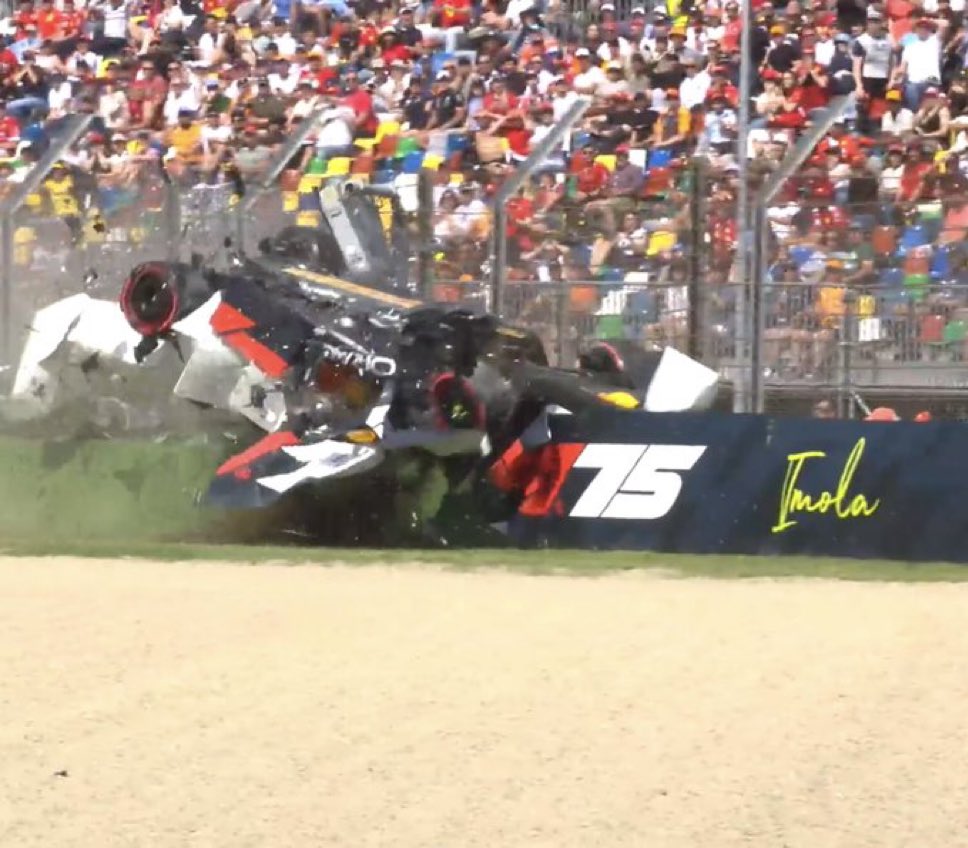 Tremendo accidente de Yuki Tsunoda (Red Bull) en la Qualy 1 del GP de Emilia Romagna de F1. El piloto está bien.