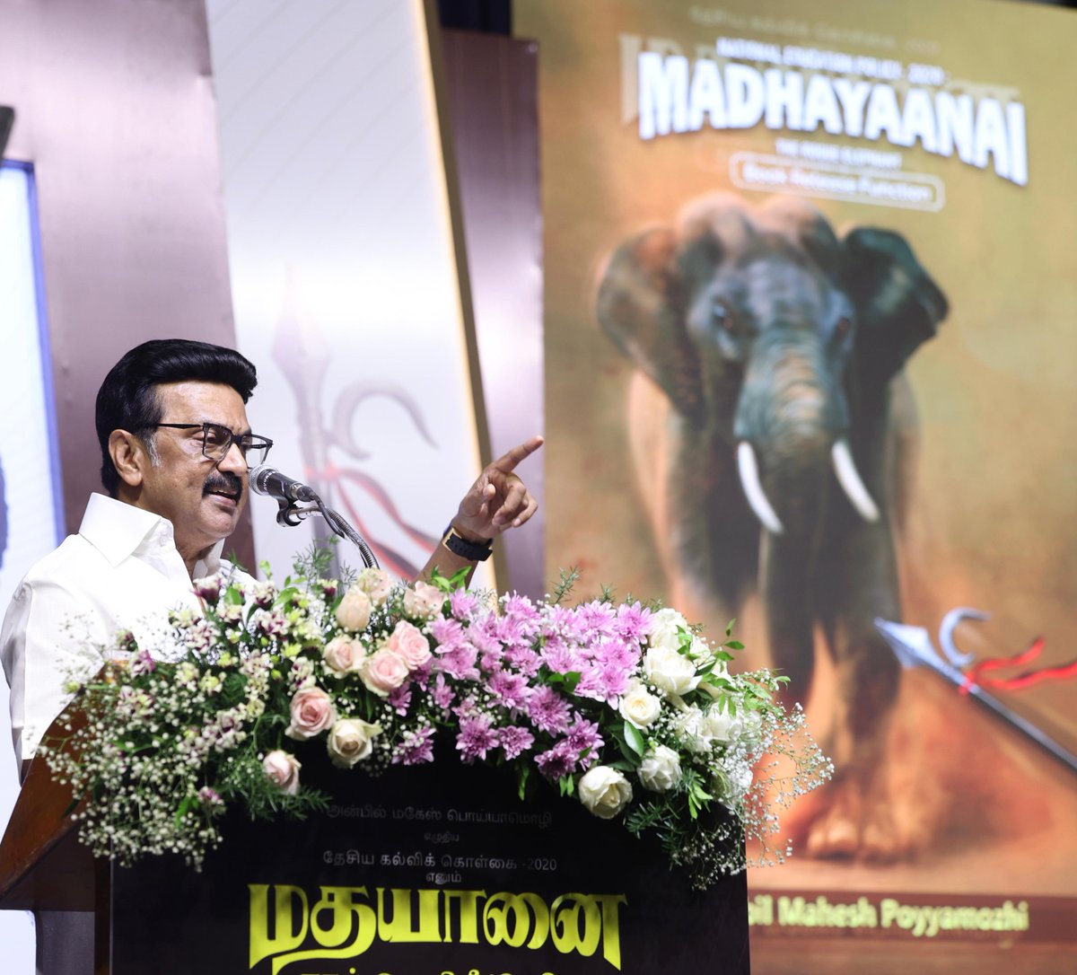 Udhaystalin's tweet photo. மாண்புமிகு முதலமைச்சர் @mkstalin அவர்கள், மாண்புமிகு பள்ளிக்கல்வித்துறை அமைச்சர் - நண்பர் @Anbil_Mahesh எழுதியுள்ள, ‘தேசிய க��்விக் கொள்கை 2020 எனும் மதயானை’ புத்தகத்தை இன்று  வெளியிட,  மத்திய பிரதேச முன்னாள் முதலமைச்சர் திரு.@digvijaya_28 அவர்கள் - முன்னாள் உச்சநீதிமன்ற நீதிபதி திரு.கோபால கவுடா அவர்கள் - இஸ்ரோ முன்னாள் இயக்குநர் திரு.மயில்சாமி ஆகியோர் அதனை பெற்றுக் கொண்ட விழாவில், நாம் வரவேற்புரை ஆற்றினோம்.

#NEP2020 -இன் பாதிப்புகளையும் - அபாயத்தையும் அலசி ஆராய்ந்து எழுதப்பட்டுள்ள இப்புத்தகம், நம் கல்வி உரிமைக்கான ஜனநாயகப் போராட்டத்திற்கு வலுசேர்க்கும் முக்கிய அறிவாயுதம்.

மும்மொழிக் கல்வித் திட்டம் - கல்வியை காவி��யமாக்கும் சதி - பிற்படுத்தப்பட்ட-ஒடுக்கப்பட்ட மாணவர்களை கல்வியில் இருந்து வெளியேற்றும் சூழ்ச்சி... இதுவே புதிய கல்விக்கொள்கை.

இந்த மதயானையை நமது முதலமைச்சர் அவர்கள் தலைமையில் ஓரணியில் நின்று வீழ்த்துவோம். 

நமது கல்விக்கு அரண் அமைத்து, மாணவர்களின் எதிர்காலத்தைக் காப்போம்.

‘தேசிய கல்விக் கொள்கை 2020 எனும் மதயானை’ புத்தகம் தமிழ்நாட்டின் ஒவ்வொரு மாணவர் - பெற்றோர் - ஆசிரியர் கைக��ுக்கும் சென்று சேரட்டும்.