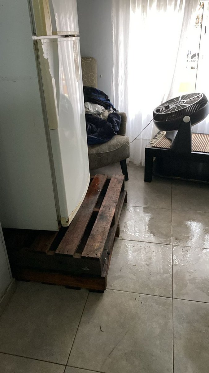 StellaRICCI10's tweet photo. La foto que nunca hubiera querido publicar 🙏, me esta entrando el agua,y sigue lloviendo y se espera otra crecida 😓 mucha angustia y desolación 
Mi pueblo Salto Argentino está en emergencia y necesitamos ayuda ,los lugares para evacuados no dan a basto y necesitamos de todo,colchones, mantas,frazadas,y todo lo que nos puedan ayudar,🙏😭
Paso un alias para quien quiera ayudar para comprar,después subo factura de las compras que haga,es terrible lo que estamos viviendo,gente que perdió todo,chicos con hambre y frío,sean solidarios🙏😓
https://t.co/GCIq5zmm27
Un poquito cada uno podemos hacer feliz en este tan triste momento 
Colaboren por favor🙏con lo que puedan