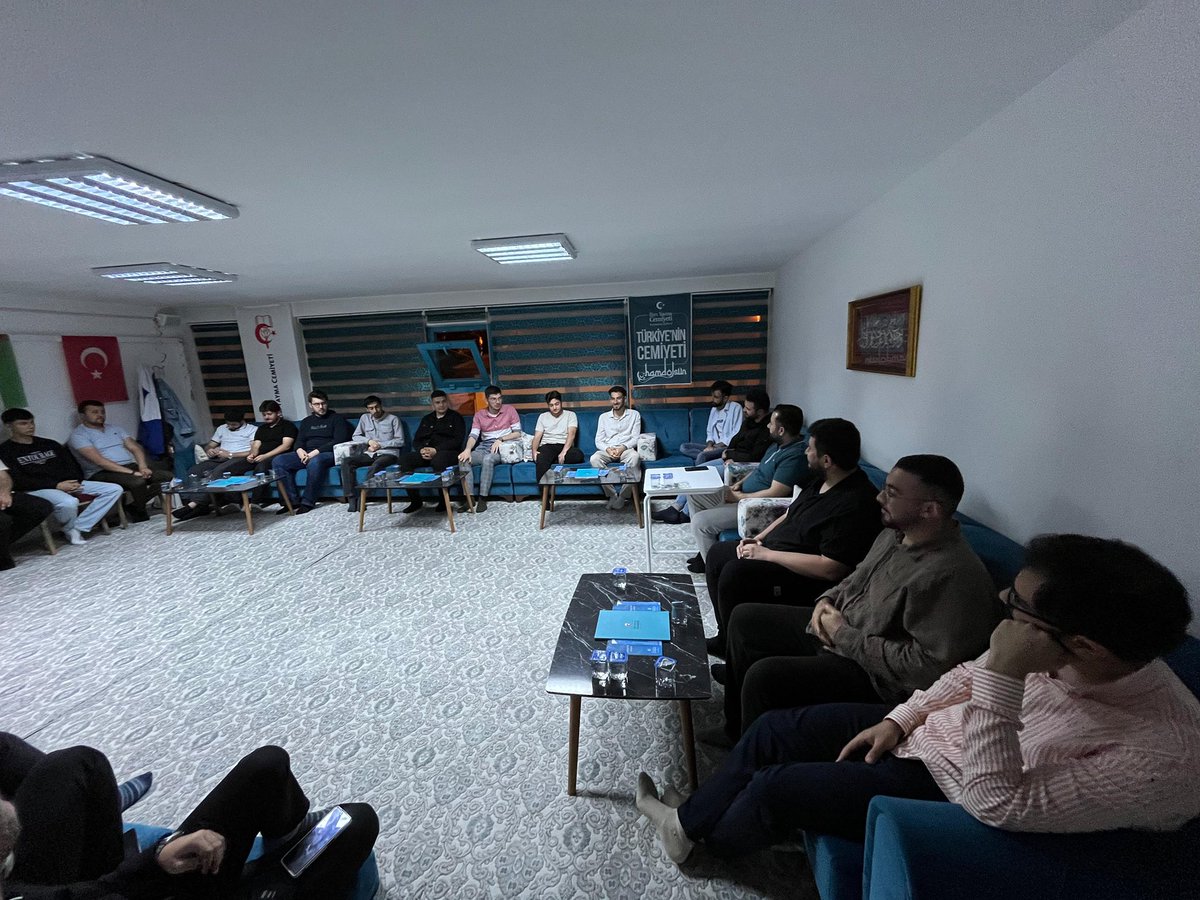 iyckaraman's tweet photo. “Muhabbetten Marifete Yolculuk” temalı gençlik söyleşilerimizin bu dönemki son buluşmasını Genç Girişimci Nazif Kara’nın katılımlarıyla gerçekleştirdik. Samimi bir ortamda gerçekleşen “Girişimcilik” konulu söyleşimiz, konuğumuzun öğrencilere yemek ikramı ile son buldu. https://t.co/wPXUdg2SXV