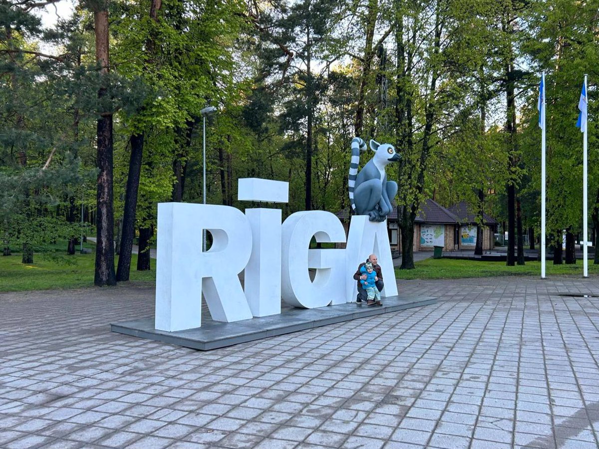 VilnisKirsis's tweet photo. 📸 Satiec "Straumes" varoņus pilsētā! Suns sveicina un priecē rīdziniekus Rātslaukumā, kapibara - Uzvaras parkā, lemurs Mežaparkā, bet kaķītis atgriežas pie Brīvības pieminekļa! https://t.co/FUcHqus6uf