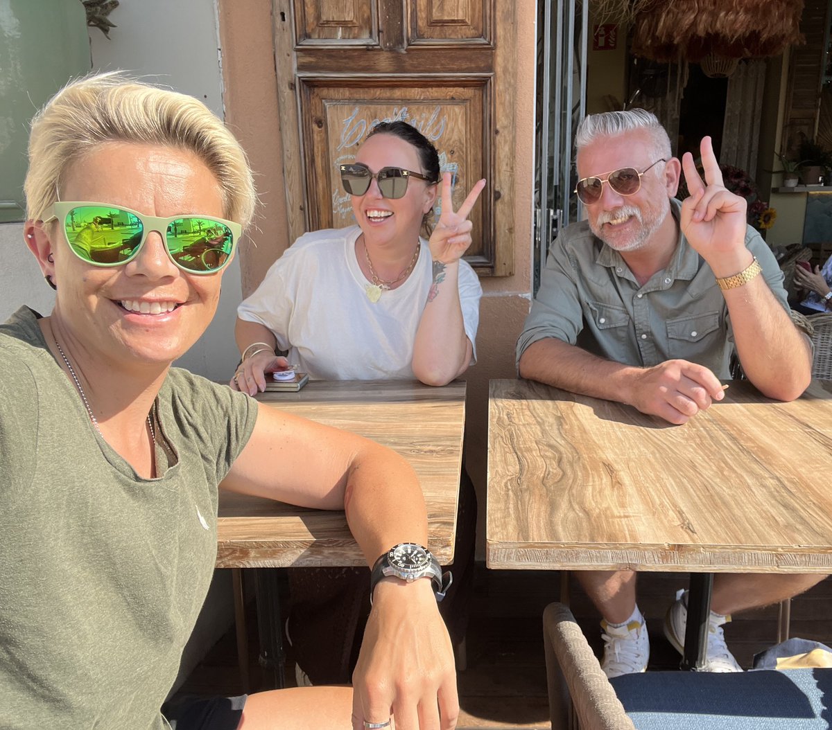 OttilieQ's tweet photo. Mega week having my brother and sis in law over! ¡hasta luego! 🥰 #OQRestFast #family #love https://t.co/HHgOJkJ3CD