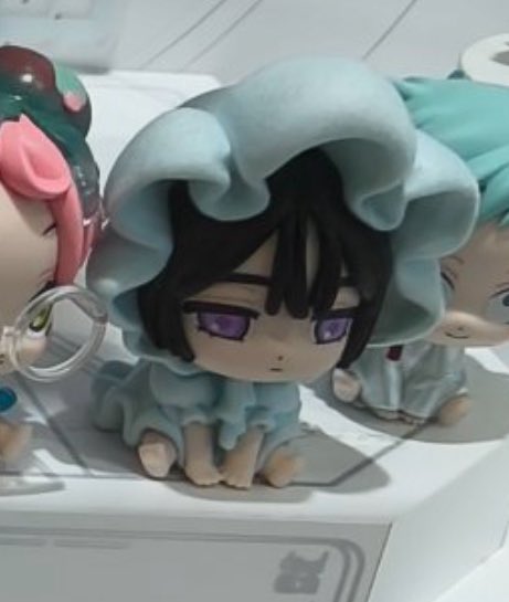timelysua's tweet image. my little baby was just born 5 seconds ago and she feels nothing
