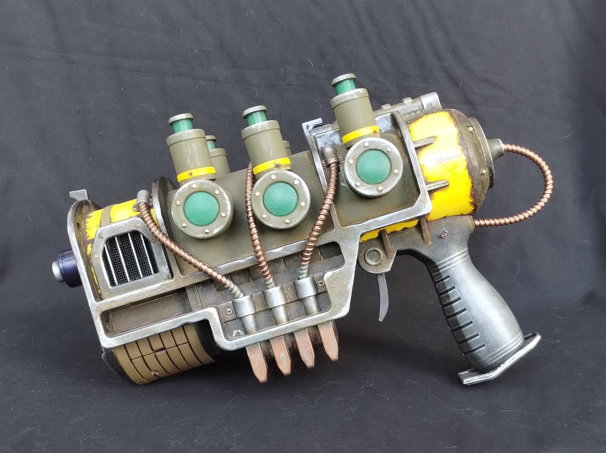 CosplayCommand's tweet image. Rebuilt and repainted Plasma Pistol from #Fallout4 and #Fallout76
This prop was originally the one @SpiritHalloween had available, a few years ago.

#fallout #falloutcosplay #cosplayprops