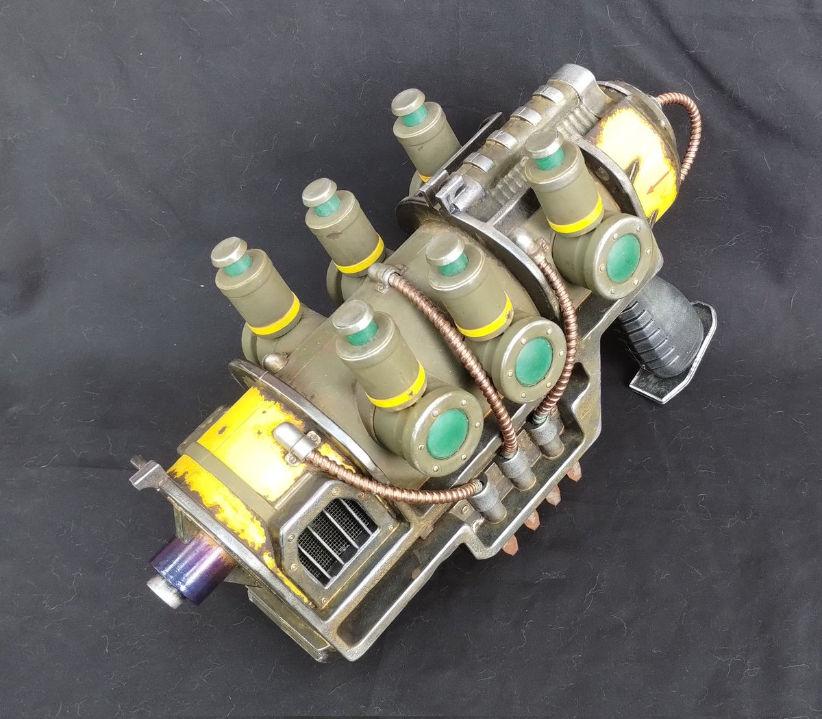 CosplayCommand's tweet image. Rebuilt and repainted Plasma Pistol from #Fallout4 and #Fallout76
This prop was originally the one @SpiritHalloween had available, a few years ago.

#fallout #falloutcosplay #cosplayprops