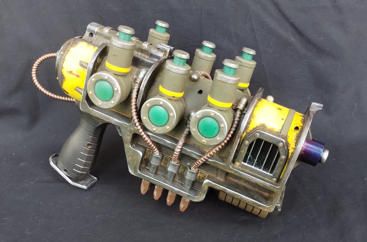 CosplayCommand's tweet image. Rebuilt and repainted Plasma Pistol from #Fallout4 and #Fallout76
This prop was originally the one @SpiritHalloween had available, a few years ago.

#fallout #falloutcosplay #cosplayprops