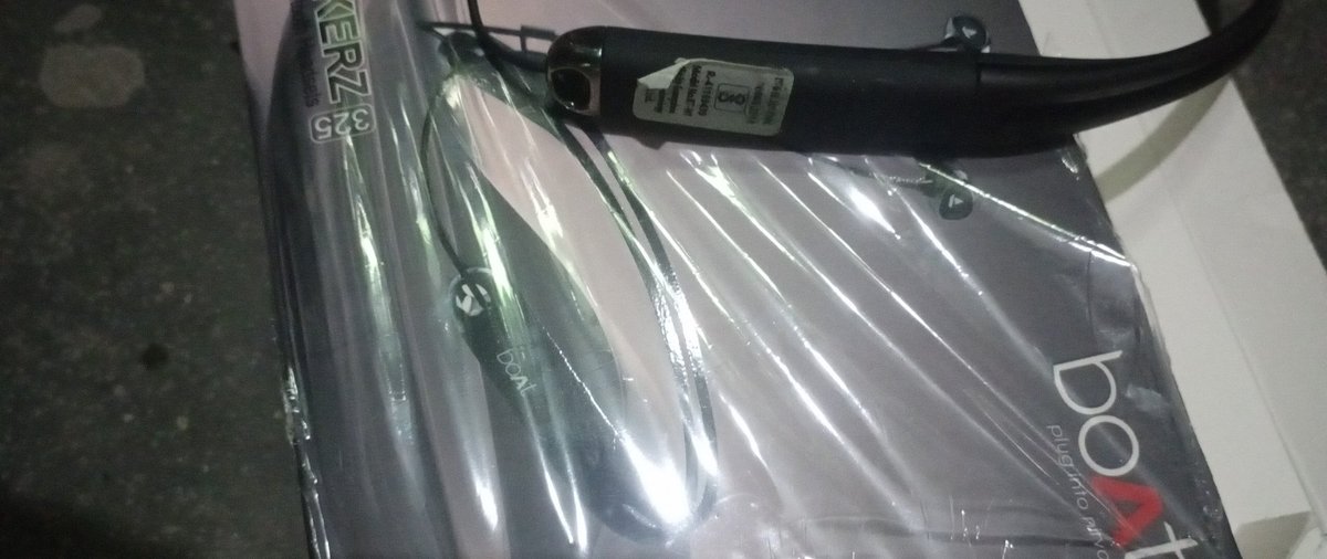 Kishore92bala's tweet photo. Dear @airtelnews I do mnp from jio you give gift boat headphones but inside duplicate headset given .???????? How can I trust your network #jio #Airtel @airtelindia https://t.co/VjoA9NUKVs