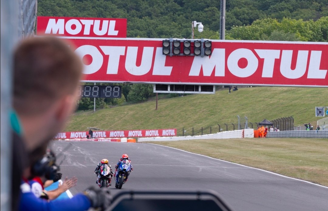 ¡Llegó!  Tan merecida esta victoria que estoy casi sin palabras. 🙊
Llevo más de 10 años apoyando a la familia <a href="/OrelacRacing/">Orelac Racing Verdnatura</a>, viendo como luchan y no bajan los brazos, y oye... Ya tocaba!!!
Enhorabuena, esto es solo el comienzo. 💪🏻💃🏻
#WSBK #SSP #CzechWorldSBK
📸<a href="/calerocuartero/">jose calero</a>