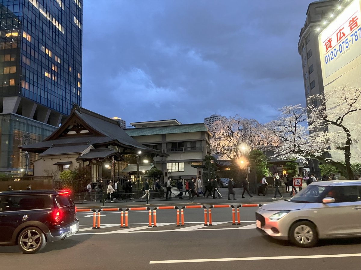 dive_el's tweet photo. 【ユナイトアジア王者決定戦、現地で感じた“熱”】
3月末、新宿三角広場で開催されたイベントにスタッフ参加！
ステージ上では日本代表が堂々の優勝！歓声、拍手、そして涙。
オフラインならではの一体感に、心が震えました。

いとうさん＆あじたまさんと一緒に全力で運営サポート！

イベント後はJ.S. BURGERS CAFE新宿でチーム打ち上げ！
���ろけるチーズ、ジュワッとパティ、会話も笑顔もはじける時間。

“ゲームの裏側”にも、こんなドラマがあるんです。

#えるだいぶぐるめ