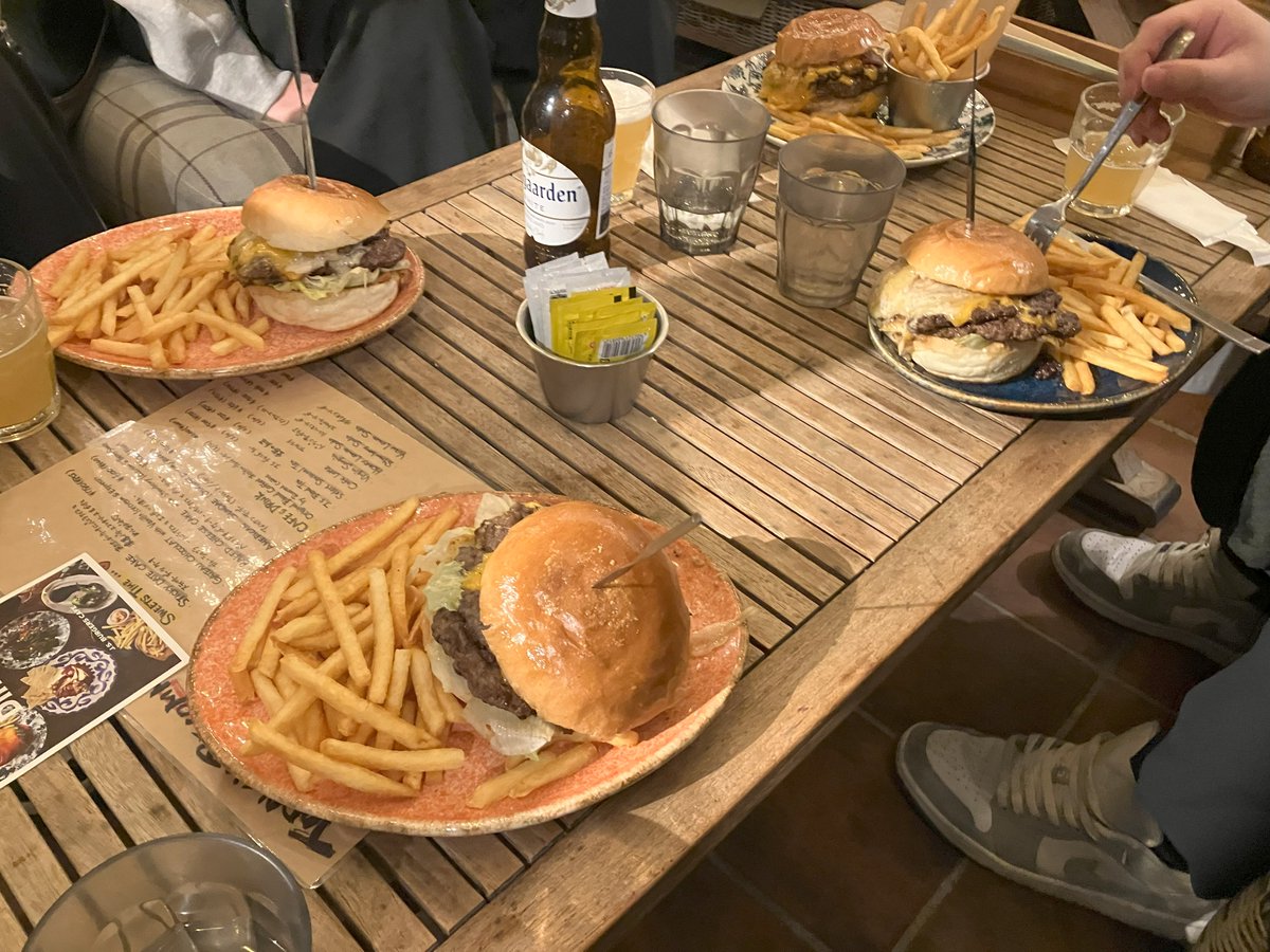 dive_el's tweet photo. 【ユナイトアジア王者決定戦、現地で感じた“熱”】
3月末、新宿三角広場で開催されたイベントにスタッフ参加！
ステージ上では日本代表が堂々の優勝！歓声、拍手、そして涙。
オフラインならではの一体感に、心が震えました。

いとうさん＆あじたまさんと一緒に全力で運営サポート！

イベント後はJ.S. BURGERS CAFE新宿でチーム打ち上げ！
���ろけるチーズ、ジュワッとパティ、会話も笑顔もはじける時間。

“ゲームの裏側”にも、こんなドラマがあるんです。

#えるだいぶぐるめ