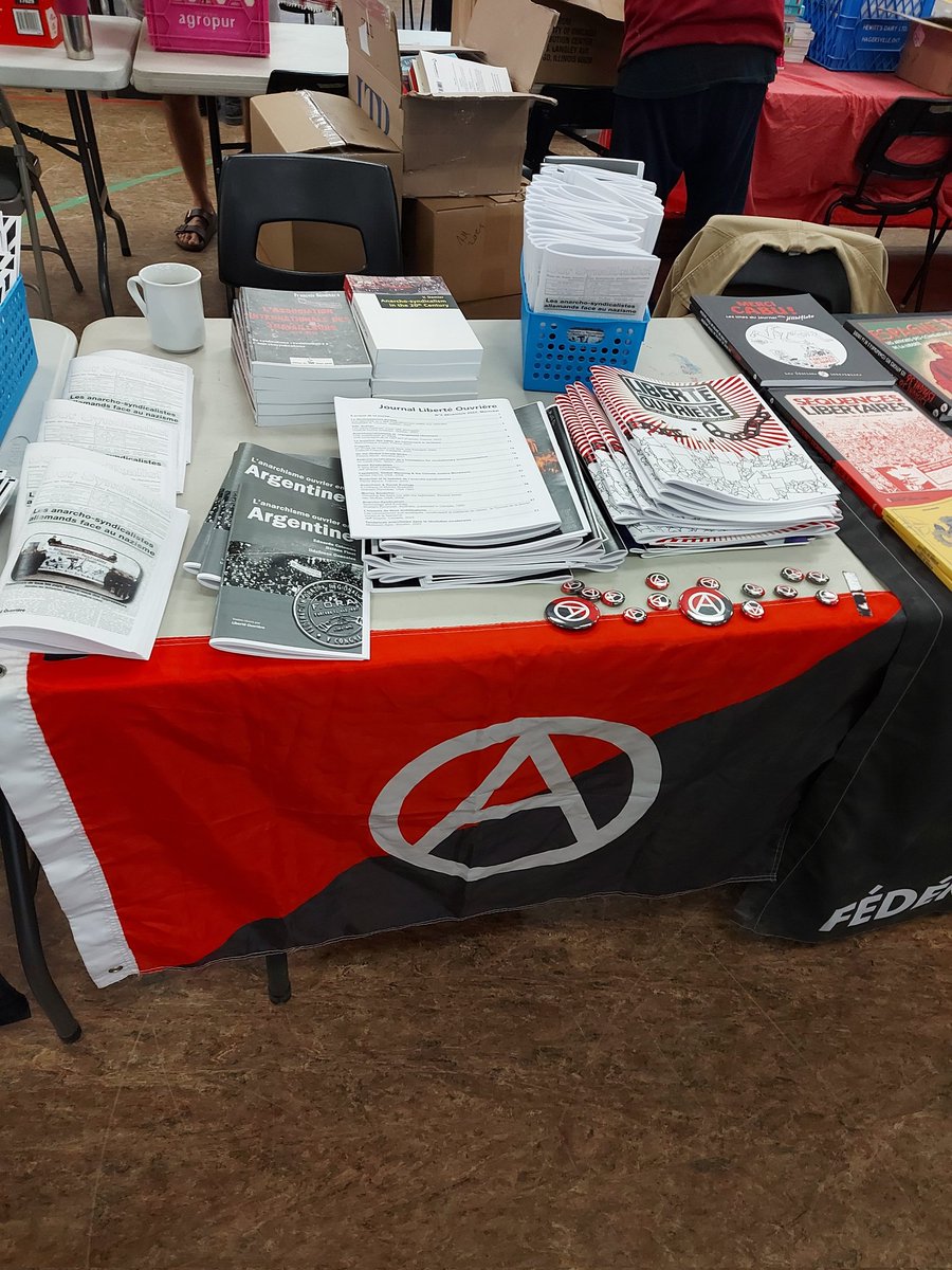 Table de Liberté Ouvrière au salon du livre de Constellation à Montréal
