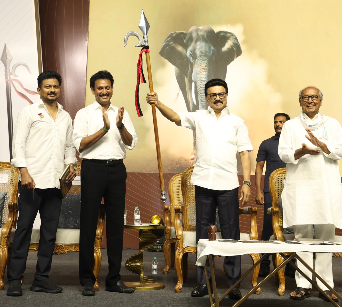 Udhaystalin's tweet photo. மாண்புமிகு முதலமைச்சர் @mkstalin அவர்கள், மாண்புமிகு பள்ளிக்கல்வித்துறை அமைச்சர் - நண்பர் @Anbil_Mahesh எழுதியுள்ள, ‘தேசிய க��்விக் கொள்கை 2020 எனும் மதயானை’ புத்தகத்தை இன்று  வெளியிட,  மத்திய பிரதேச முன்னாள் முதலமைச்சர் திரு.@digvijaya_28 அவர்கள் - முன்னாள் உச்சநீதிமன்ற நீதிபதி திரு.கோபால கவுடா அவர்கள் - இஸ்ரோ முன்னாள் இயக்குநர் திரு.மயில்சாமி ஆகியோர் அதனை பெற்றுக் கொண்ட விழாவில், நாம் வரவேற்புரை ஆற்றினோம்.

#NEP2020 -இன் பாதிப்புகளையும் - அபாயத்தையும் அலசி ஆராய்ந்து எழுதப்பட்டுள்ள இப்புத்தகம், நம் கல்வி உரிமைக்கான ஜனநாயகப் போராட்டத்திற்கு வலுசேர்க்கும் முக்கிய அறிவாயுதம்.

மும்மொழிக் கல்வித் திட்டம் - கல்வியை காவி��யமாக்கும் சதி - பிற்படுத்தப்பட்ட-ஒடுக்கப்பட்ட மாணவர்களை கல்வியில் இருந்து வெளியேற்றும் சூழ்ச்சி... இதுவே புதிய கல்விக்கொள்கை.

இந்த மதயானையை நமது முதலமைச்சர் அவர்கள் தலைமையில் ஓரணியில் நின்று வீழ்த்துவோம். 

நமது கல்விக்கு அரண் அமைத்து, மாணவர்களின் எதிர்காலத்தைக் காப்போம்.

‘தேசிய கல்விக் கொள்கை 2020 எனும் மதயானை’ புத்தகம் தமிழ்நாட்டின் ஒவ்வொரு மாணவர் - பெற்றோர் - ஆசிரியர் கைக��ுக்கும் சென்று சேரட்டும்.