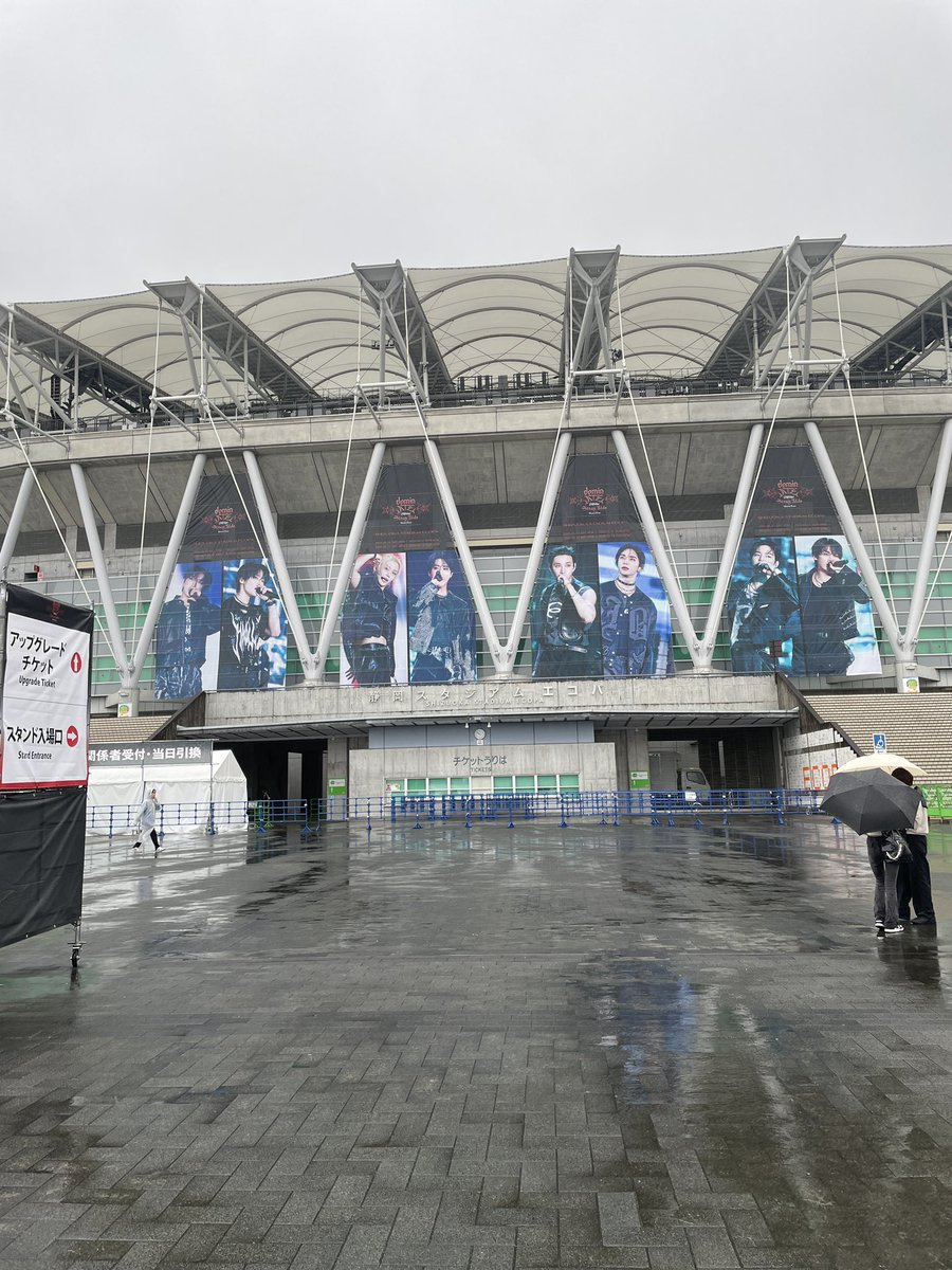 blingblink_2's tweet photo. もうね、雨凄すぎて開場前に髪の毛終了のお知らせだったし、サンダルで参戦したけど芝の草と泥で汚くなった😇
でもカッパ着ての参戦でも最高すぎたよ。
バンチャンのつるりがあったけど、メンバーが怪我なく終われてよかった🥲

#スキズ 
#StrayKids_dominATE 
#ヒョンジン https://t.co/1QD0djcrq2