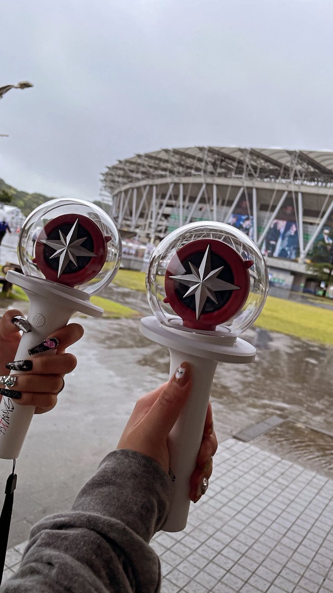 blingblink_2's tweet photo. もうね、雨凄すぎて開場前に髪の毛終了のお知らせだったし、サンダルで参戦したけど芝の草と泥で汚くなった😇
でもカッパ着ての参戦でも最高すぎたよ。
バンチャンのつるりがあったけど、メンバーが怪我なく終われてよかった🥲

#スキズ 
#StrayKids_dominATE 
#ヒョンジン https://t.co/1QD0djcrq2
