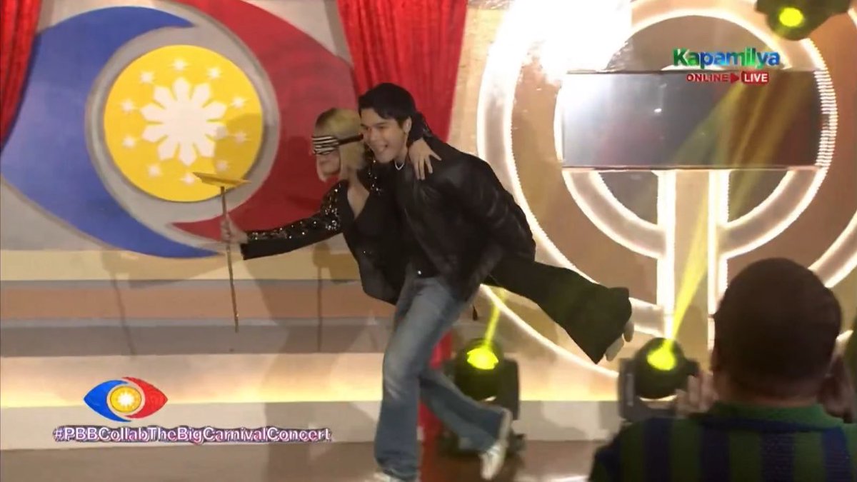 cuteeee, kinarga ni Klarisse si Vince. Nakablind-fold pa siya nian 😂😂😂

 #PBBCollabTheBigCarnivalCollab